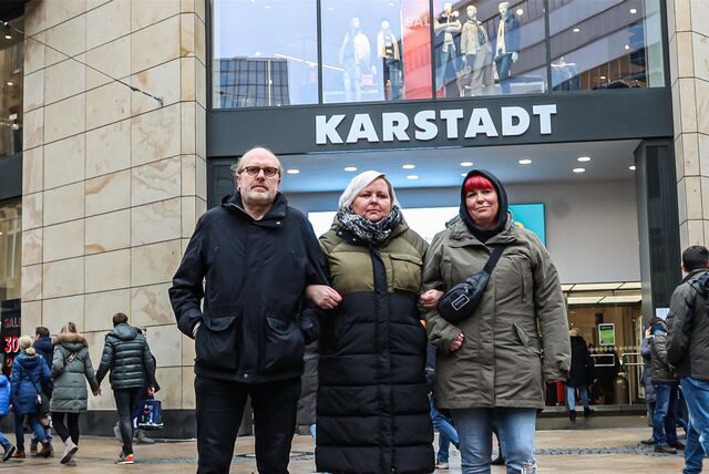 Abschied von „der Familie“: Diana F. (l.) und Tanja H. verlassen Karstadt und wechseln den Beruf. Betriebsratsvorsitzender Joffrey Kallweit hält die Stellung und hofft auf die erlösende Nachricht im Januar.