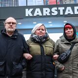 Abschied von „der Familie“: Diana F. (l.) und Tanja H. verlassen Karstadt und wechseln den Beruf. Betriebsratsvorsitzender Joffrey Kallweit hält die Stellung und hofft auf die erlösende Nachricht im Januar.
