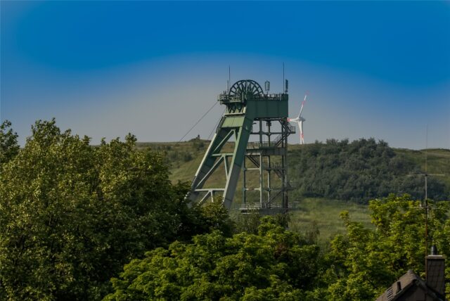 Der Deusenberg (im Hintergrund, vorne: der Förderturm der Zeche Hansa in Huckarde) ist einer der weniger bekannten Ausflugsziele in Dortmund.