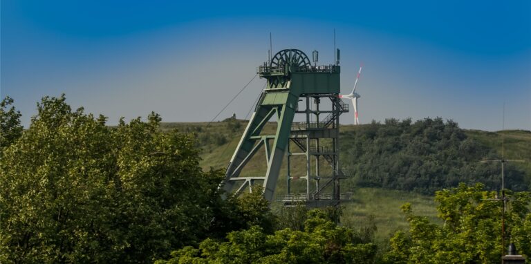 Der Deusenberg (im Hintergrund, vorne: der Förderturm der Zeche Hansa in Huckarde) ist einer der weniger bekannten Ausflugsziele in Dortmund.