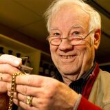 Wilhelm Lohmann kauft in seiner Drogerie am Nordberg Gold und Silber an.