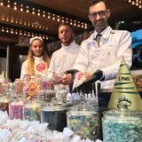 Die Mitarbeiter des schönsten Standes auf dem Weihnachtsmarkt in Dortmund.