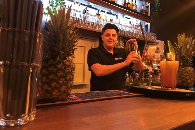 Edmir Gashi (33) an der Theke in „Eddy’s Café“.