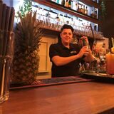 Edmir Gashi (33) an der Theke in „Eddy’s Café“.