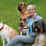 Hundecoach Angelika Steiner kennt Tricks, die Ihrem Hund an Silvester die Panik vor lauten Feuerwerks-Geräuschen nimmt.