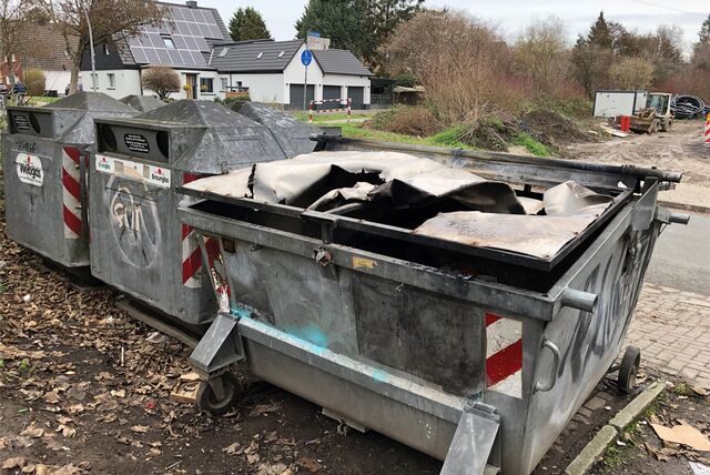 Brandstifter haben Altpapiercontainer an der Fritz-Erler-Straße und an anderen Orten in Kamen angezündet.