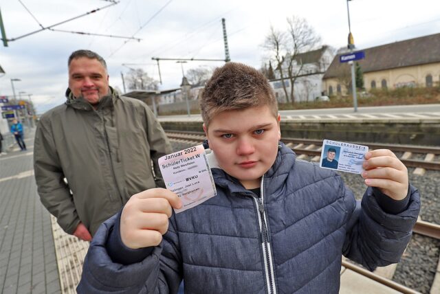 Joel Solinger (10) mit Papa Thorsten (40) am Bahnhof Kamen: Die Eurobahn ging nach Meinung des Vaters unangemessen mit dem Sohn um.