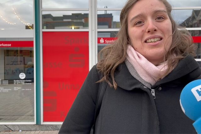 Kathrin Steiger lächelt während des Redens in die Kamera.