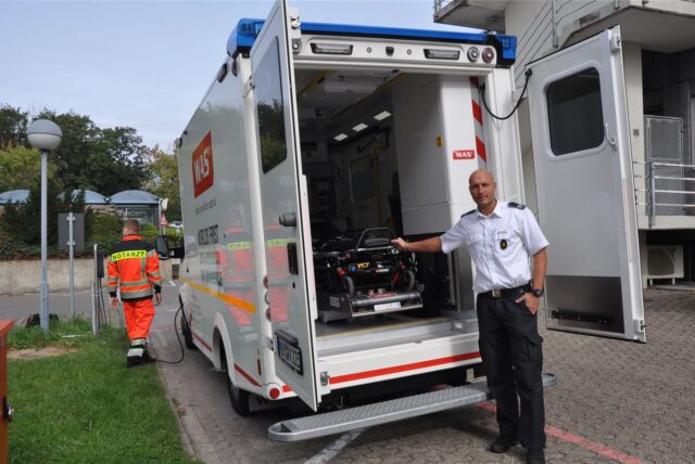 Tim Kewitz, Leiter Rettungsdienst Lünen, zeigt den ersten Rettungswagen mit E-Antrieb in Lünen. Der Prototyp ist medizinisch komplett ausgerüstet.