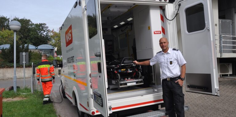 Tim Kewitz, Leiter Rettungsdienst Lünen, zeigt den ersten Rettungswagen mit E-Antrieb in Lünen. Der Prototyp ist medizinisch komplett ausgerüstet.