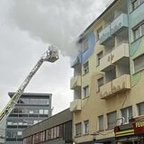 Die Feuerwehr löschte den Wohnungsbrand in der vierten Etage eines Mehrfamilienhauses an der Ludwigstraße.