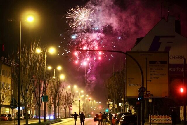 Feuerwerk auf der Rheinischen Straße.