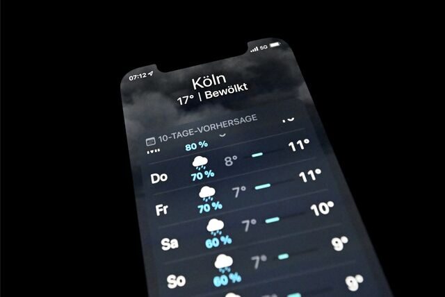 Handy zeigt Wettervorhersage.