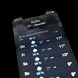 Handy zeigt Wettervorhersage.