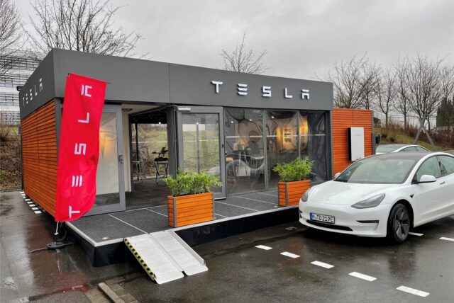 Das einstige Porsche-Zentrum als neuer Tesla-Standort ist noch im Umbau. Der US-Elektrobauer hat auf dem zugehörigen Parkplatz aber aus einem Container heraus schon den Betrieb aufgenommen.