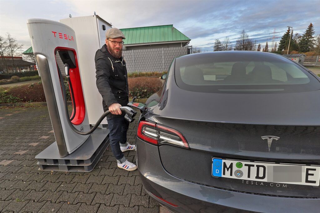 Bei einem Abstecher nach Kamen lässt sich der Vorgang nahe der A1 ausprobieren. Laden ist während der kostenlosen Testfahrten inklusive. Bei einem Abstecher nach Kamen lässt sich der Vorgang nahe der A1 ausprobieren. Laden ist während der kostenlosen Testfahrten inklusive.