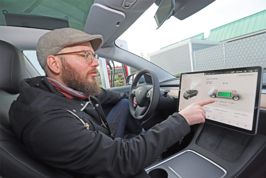 Auch moderne Autos mit Verbrenner-Motor bieten immer mehr digitale Instrumente. Tesla treibt das Ganze aber auf die Spitze. Haptische Schalter und Knöpfe finden sich kaum, fast alle Bedienelemente sind in einem großen Touch-Display vereint. Auch moderne Autos mit Verbrenner-Motor bieten immer mehr digitale Instrumente. Tesla treibt das Ganze aber auf die Spitze. Haptische Schalter und Knöpfe finden sich kaum, fast alle Bedienelemente sind in einem großen Touch-Display vereint.
