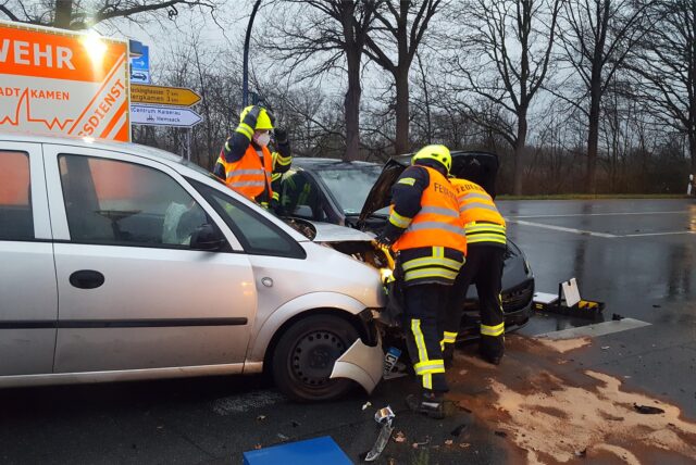 Zu einem Verkehrsunfall wurde die Feuerwehr Kamen auf die Lünener Straße im Bereich der Auffahrt zur Autobahn 2 gerufen.