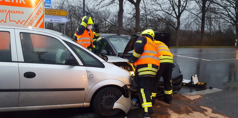 Zu einem Verkehrsunfall wurde die Feuerwehr Kamen auf die Lünener Straße im Bereich der Auffahrt zur Autobahn 2 gerufen.