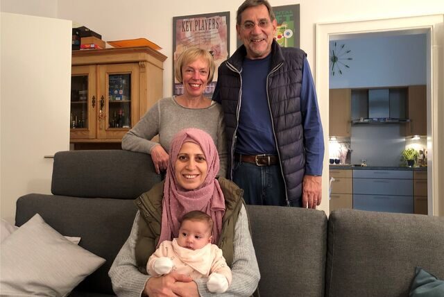 Ursula Görlich mit Ulrich Weber und Afrah Kasim Muosa und Sara