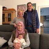Ursula Görlich mit Ulrich Weber und Afrah Kasim Muosa und Sara