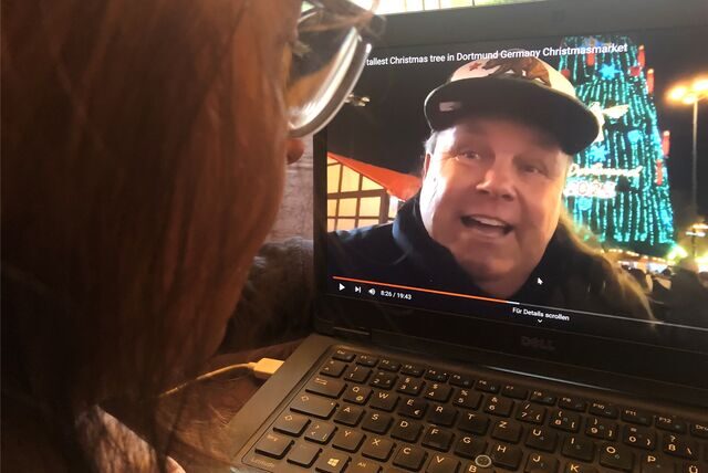 Blick auf den Computerbildschirm. Der zeigt Mike Luttges, genannt German in Venice (GiV), vor der Riesentanne auf dem Dortmunder Weihnachtsmarkt.
