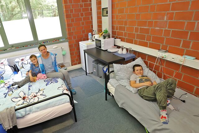 Eine Frau aus der Ukraine mit ihren beiden Kindern in der Unterkunft auf dem Fakt Campus in Bergkamen.