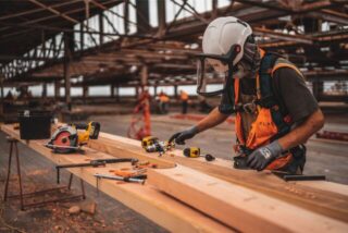 Ein Arbeiter arbeitet mit Holz.