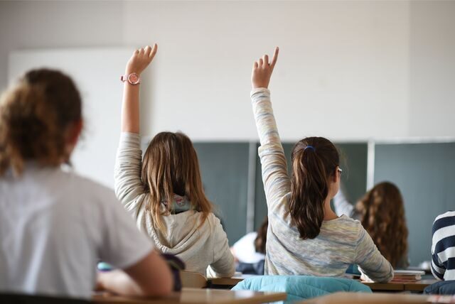 Schülerinnen und Schüler in einem Klassenzimmer