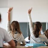 Schülerinnen und Schüler in einem Klassenzimmer