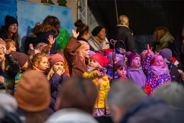 Der Weihnachtsmarkt in Holzwickede findet in seiner bekannten Form 2023 vom 1. bis zum 3. Dezember auf dem Marktplatz statt.