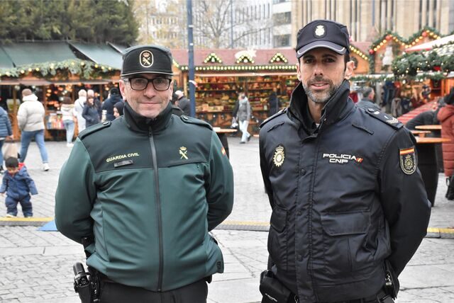 José Ramón Moreno Martín (l.) und Juan Luis Moreno Piñero sind in spanischen Polizei-Uniformen in Dortmund unterwegs.