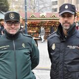 José Ramón Moreno Martín (l.) und Juan Luis Moreno Piñero sind in spanischen Polizei-Uniformen in Dortmund unterwegs.