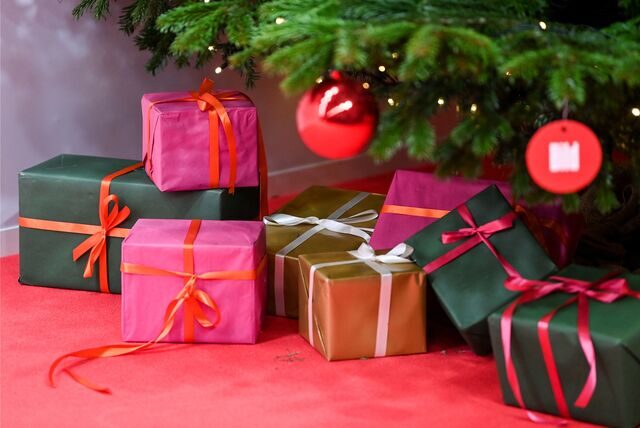 Ob sich wohl die Geschenke unter den Weihnachtsbäumen in diesem Jahr weniger hoch türmen?
