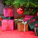 Ob sich wohl die Geschenke unter den Weihnachtsbäumen in diesem Jahr weniger hoch türmen?