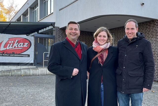 Die Jusos – hier Robert Schmidt (stellv. Vorsitzender, r.) mit Daniel Wolski (Ratsherr) und Nina Kotissek (Ratsfrau) – fordern eine Personalstärkung im Jugendbereich der Stadt Lünen.