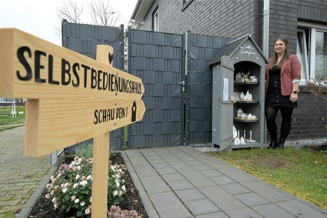 Schild und Laden mit Deko-Artikeln
