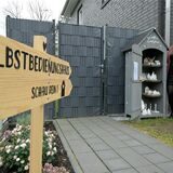Schild und Laden mit Deko-Artikeln