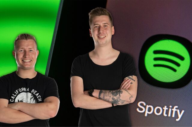 Eine Frau hält ein Handy in der Hand, auf dessen Display das Spotify-Symbol zu sehen ist.