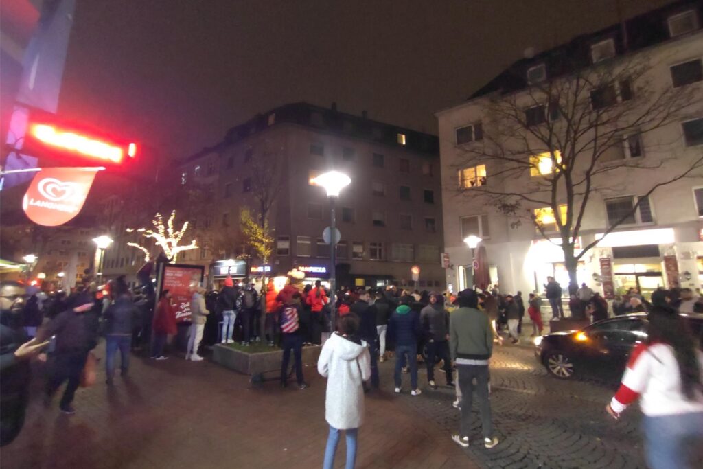 Hunderte Menschen feiern den WM-Sieg der marokkanischen Mannschaft auf der Münsterstraße. Hunderte Menschen feiern den WM-Sieg der marokkanischen Mannschaft auf der Münsterstraße.