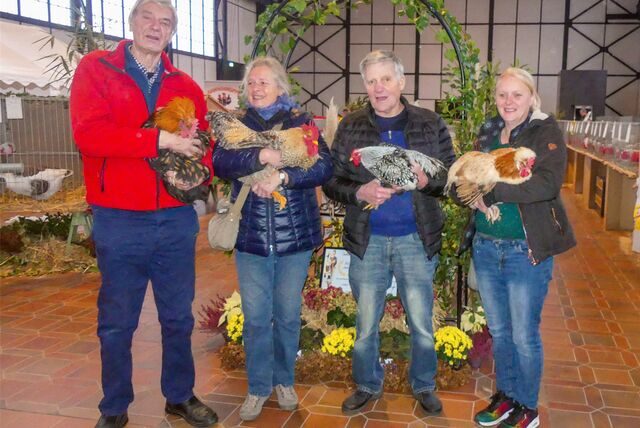 Hans-Ulrich Strunk, Heike Pawlowski, Dieter Gottschewski und Janina Thalken vom RGZV Lünen halten Hühner im Arm.