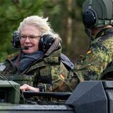 Verteidigungsministerin Christine Lambrecht steht wegen der schleppenden Beschaffung von Ausrüstung und Waffen für die Bundeswehr in der Kritik.