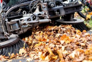 Die Straßenreinigung soll 2023 in Holzwickede teurer werden, um die anfallenden Kosten decken zu können.