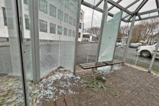 Auch die Scheiben der Bushaltestelle am Kreishaus in Unna wurden zerstört.