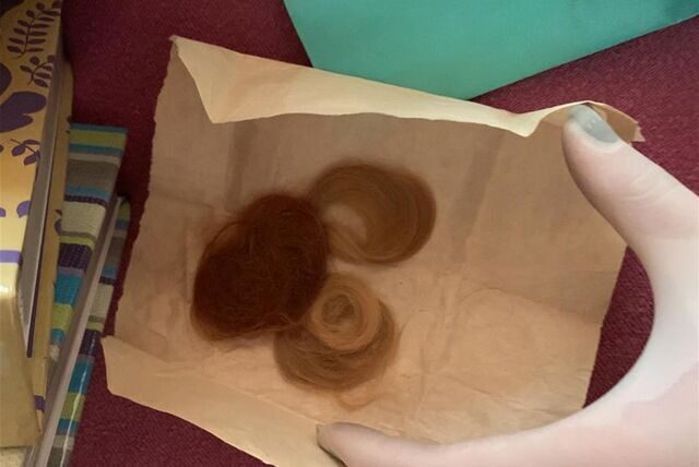 Haarlocken auf einem Papier