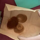 Haarlocken auf einem Papier