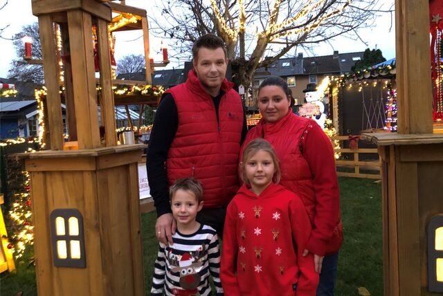 Saskia und Tobias Linke und ihre Kinder Emilia und Maximilian erfüllen sich in ihrem Garten den Traum vom eigenen Weihnachtsmarkt.