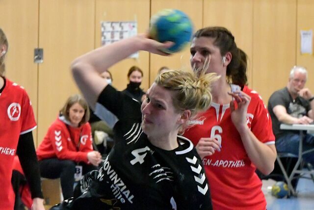 Anna Lieneke (Lüner SV, Mitte) und Michelle Holz (VfL Brambauer, rechts)