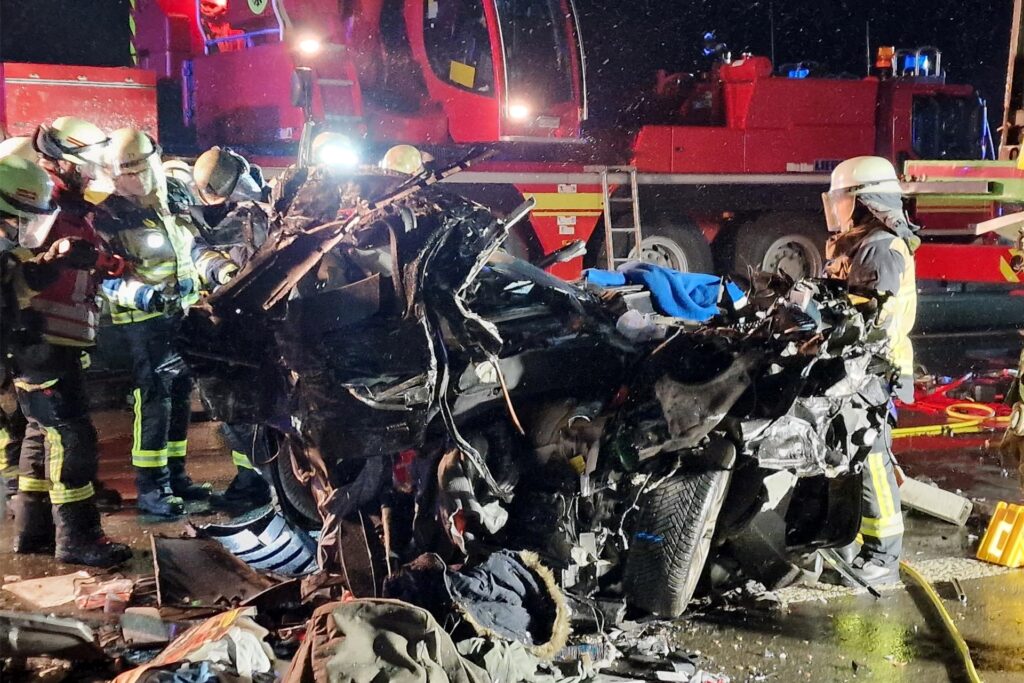 Unfall A1 zwischen Schwerte und Unna zerstörtes Auto Unfall A1 zwischen Schwerte und Unna zerstörtes Auto