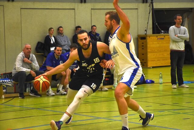 Sehenswertes Duell unter dem Korb: Jonah Bredt dribbelt gegen Thomas Stukenberg zum Korb.